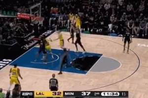 状态不错！克内克特强攻抛射得手 可惜加罚不中