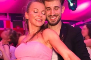 记者：莱万妻子跳性感舞蹈被做成梗图嘲笑，引发了莱万家庭争吵