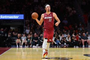 板凳发力！哈克斯半场9中6拿到13分3板 三分2中1