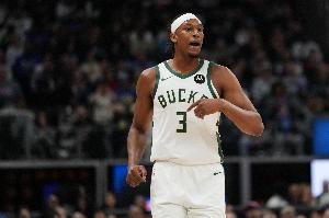 自己抡！迈尔斯·特纳上半场10投4中&罚球6中5 砍下15分4篮板