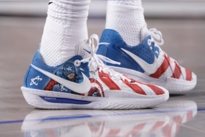 Captain Cade！康宁汉姆定制了一双融合个人元素的美队主题球鞋