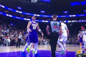 基昂特·乔治关键罚丢一个 东契奇咧着嘴大喊“篮球不会说谎”