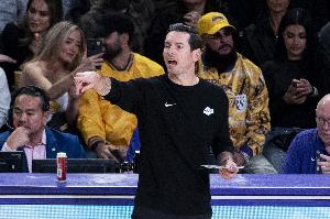 雷迪克：上半场防守糟糕下半场有所好转 替补球员改变了比赛走势