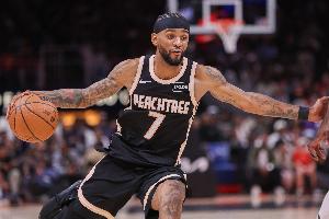 全靠你追分！亚历山大-沃克半场7中6&三分4中4怒轰18分5板