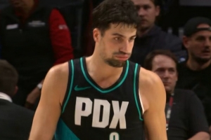 关键失误！阿夫迪亚脱手出界 开拓者白白交出球权