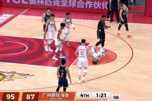 看着就疼！萨林杰背打转身无意肘到郭艾伦脸部 被判进攻犯规！