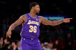 刚哥很硬！斯玛特近3战场均17分3.7板2.7助1帽 三分命中率50%