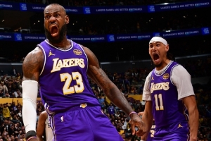 没关系再来！詹姆斯空接海斯失败后再来 后者送双手灌筐！