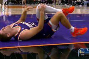 非常痛苦！库明加突破中膝盖撞到吉莱斯皮的膝盖内侧！