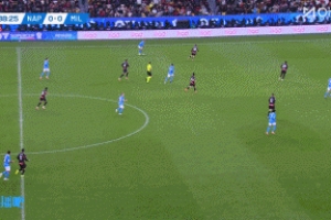 状态不佳！迈尼昂扑救失误，内雷斯轻松打空门