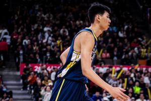 直播吧：徐昕赛后前往医院拍片 初步诊断为对抗时的硬伤