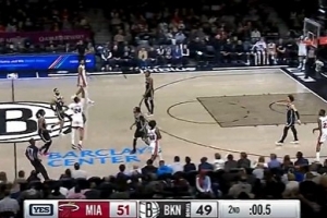 如有神助！鲍威尔刚过半场 漂移前倾单手扔进超远压哨三分