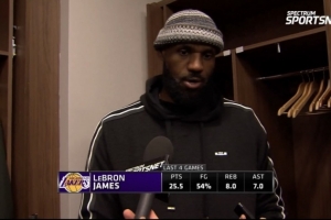 詹姆斯：马上41岁了被撞膝盖我只能祈祷 我很感激自己没有大碍