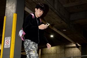 😝开拓者众人入场照 杨瀚森背着粉色小书包专心玩手机