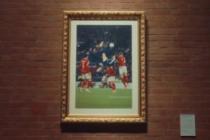 助苏格兰28年后重返世界杯！麦克托米奈倒钩在当地国立美术馆展出