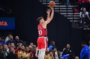 受5犯困扰！博格丹12中6&三分6中2拿到14分2板 仅出战24分钟