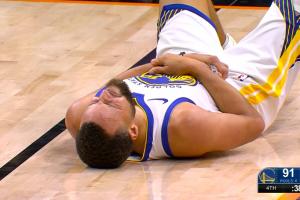 虽迟但到！狄龙完成防守之后再出扫拳！击中库里胸口吃到恶犯！