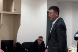 王世龙更衣室狂怒：都不防守 别TM想多了 没有防守我们狗屁不是