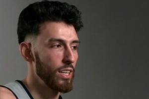 和文班说过话吗？切特：没说过完整一句话 算了别播了媒体会曲解