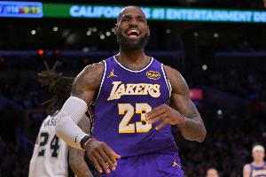 第二节9分带队追分！詹姆斯上半场9中5&罚球5中4 砍下14分3板4助