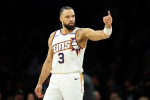 亚当斯：场下的狄龙是很可爱的人 但场上他连我都会肘击