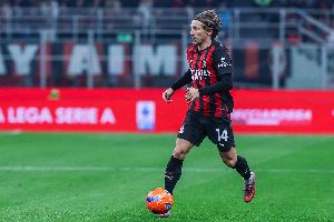 记者：莫德里奇对阵那不勒斯将轮换休息，亚沙里顶替他首发