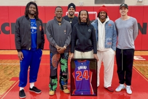 客场打独行侠！本地球员詹金斯忙里偷闲回高中母校出席活动