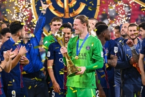 真神人！巴黎门将萨福诺夫比赛中手骨折却连扑四点，近日将伤缺