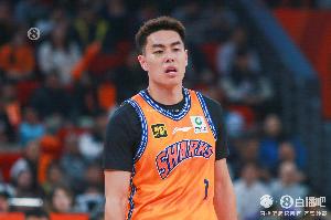 两队外线都挺准！半场江苏三分8中6 上海三分11中7