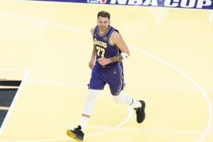 东契奇砍下至少40分5抢断的三双 比肩乔丹&康宁汉姆成历史第三人