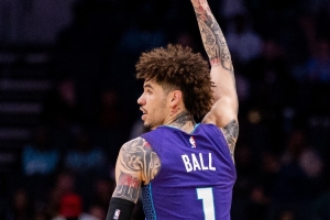 拉梅洛·鲍尔半场21分8助&7记三分 联盟近10年首人&上一个是库里