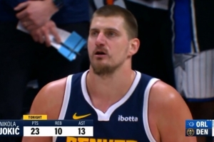 没事，还有我！约基奇背打吸引包夹 大范围转移助攻卡约空位三分