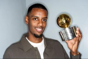 官方：伊萨克荣获2025瑞典金球奖，率纽卡夺冠成获奖主要因素