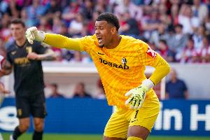 阿图伯鲁：在我看来诺伊尔是史上最佳门将，我从他身上学到很多