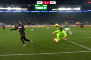 奥斯卡影帝！瑞士超惊现过门将后1秒离谱假摔，丝滑起身未领黄牌