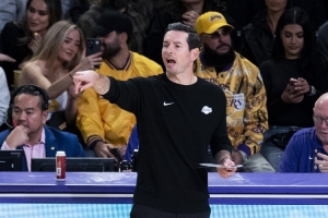 雷迪克：中场时向球队提出了挑战 下半场防守好多了但也并非完美