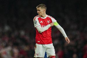 👀记者：险胜狼队后，厄德高在更衣室内喊话想夺冠要提高水准