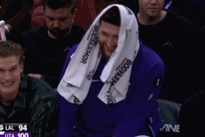 憋不住了！范德比尔特突破分球传给替补席的努尔基奇 后者乐开花