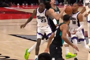 我有眼睛！美媒：阿夫迪亚肘击威少脸部 威少被吹犯规 国王输球