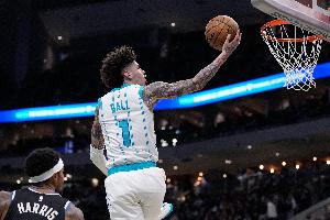 三分超准！拉梅洛·鲍尔16中10得28分4板13助1断 三分11中8