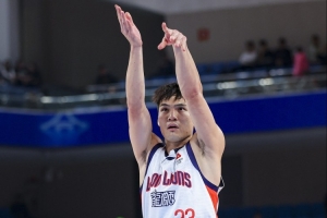 表现不佳！陈国豪半场4投0中拿到2分3板 正负值-8