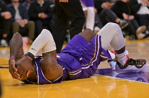 詹姆斯谈膝伤：我的膝盖内侧被撞非常疼痛 这次算是躲过一劫