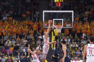 高度优势！威金顿突破抛传助攻徐昕空接得分