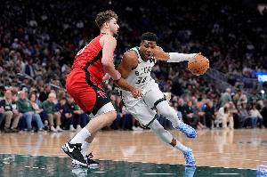 美火蜜：宁愿看KD顶着5个人投关键球也不想看申京投 用申京换字母