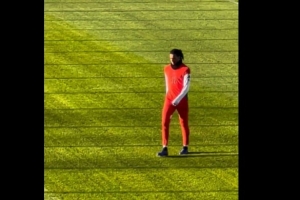 记者：奥利塞在接受眼部手术后已经恢复合练，基亚拉等小将也在场