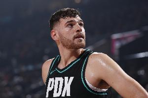 太能抢了！克林根半场6中4得11分5板 前场篮板有4个