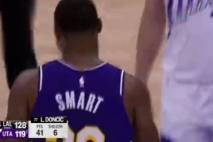 重大损失！斯玛特盯防犯规 个人六犯只能下场