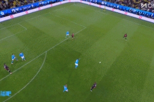 错失机会，萨勒马科尔斯禁区内射门打高