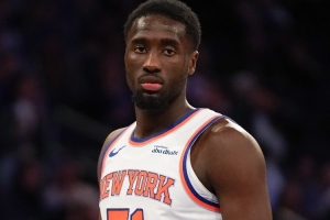 生涯首次首发！迈克·布朗：迪亚瓦拉还年轻 他有机会变得出色