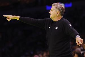 芬奇谈进攻停滞：我们会努力破解这局面 但队员更倾向于单打硬解